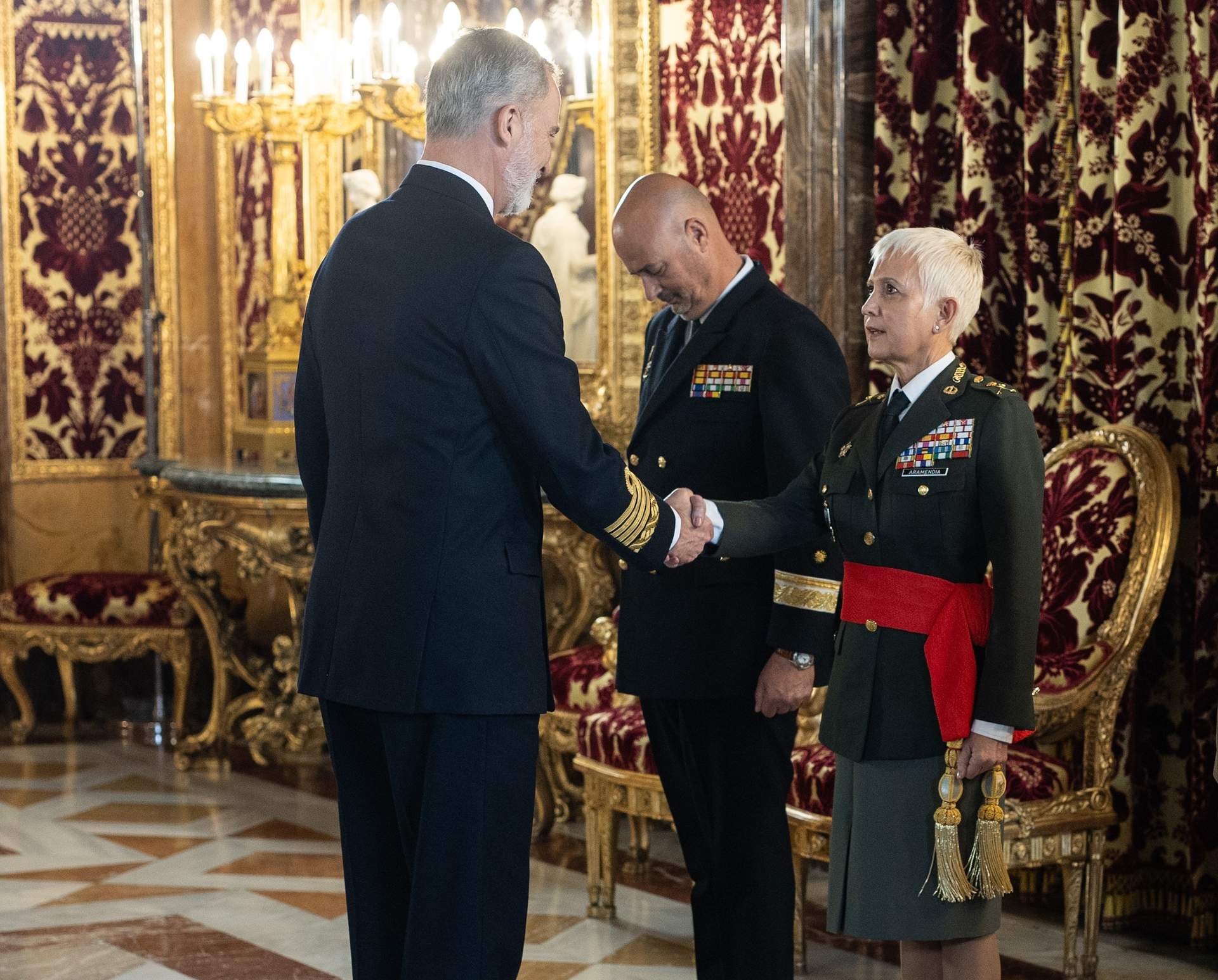 El rey Felipe saluda a la general Begoña Aramendia (Foto: Alejandro Martínez Vélez / Europa Press).